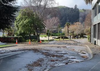 新西兰狂野天气：洪水与滑坡，道路关闭，房屋受损（视频）