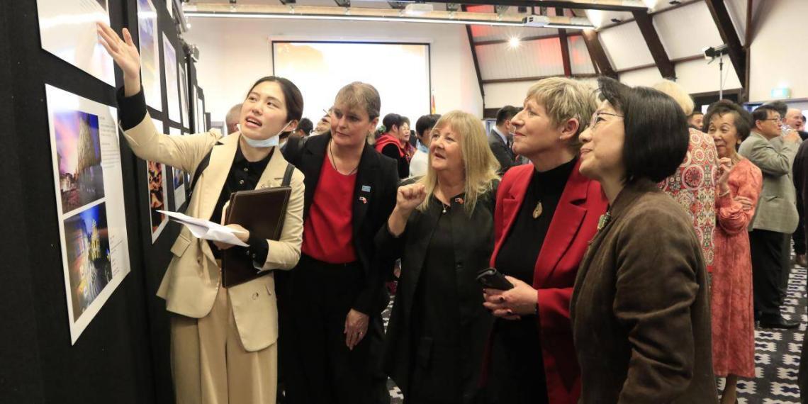 驻克赖斯特彻奇总领馆举办国庆73周年招待会(+图、视频)