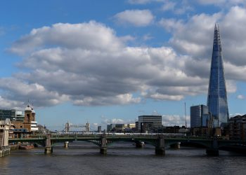 一男子徒手攀上英国最高楼楼顶后被捕