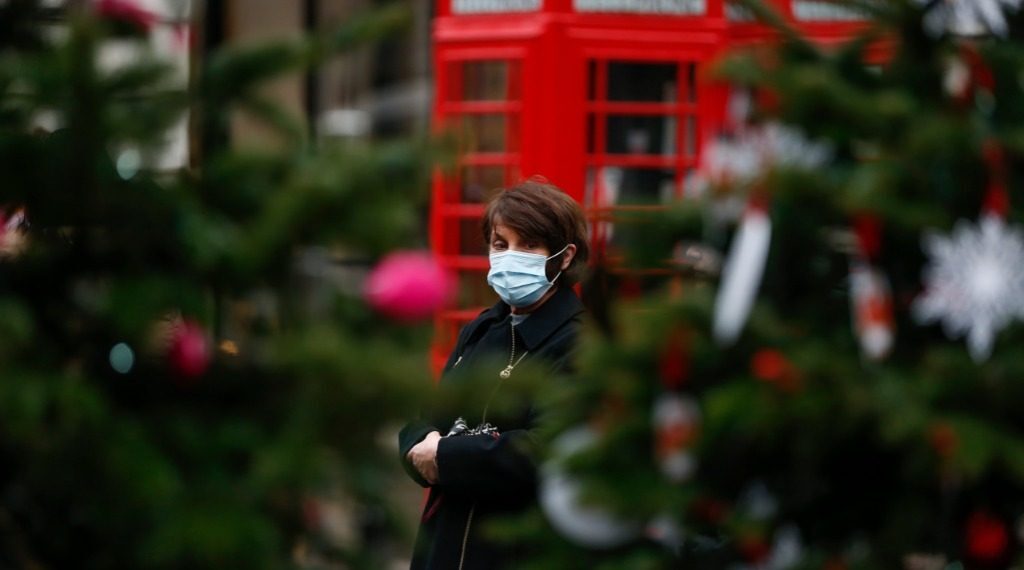 担心涨价 英国消费者提前囤圣诞树