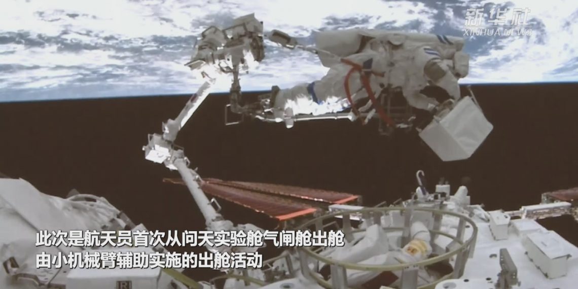 （视频）中国航天员首次从问天实验舱气闸舱出舱实施舱外活动