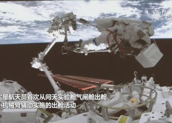 （视频）中国航天员首次从问天实验舱气闸舱出舱实施舱外活动