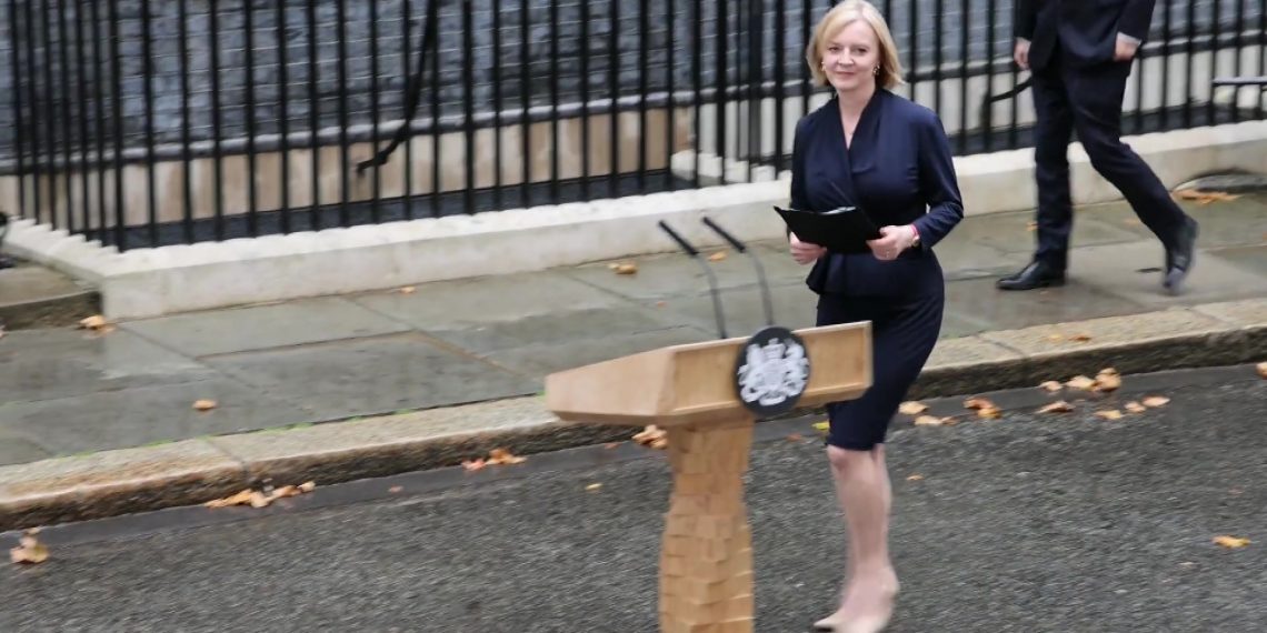 特拉斯接受英女王任命正式成为英国首相
