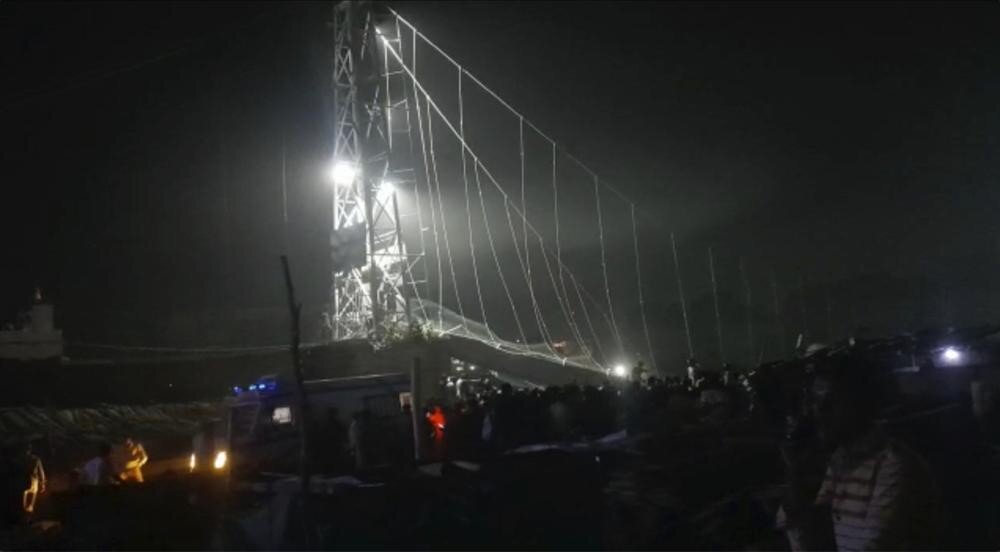 印度一座桥梁断裂已造成60人死亡