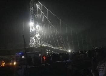 印度一座桥梁断裂已造成60人死亡