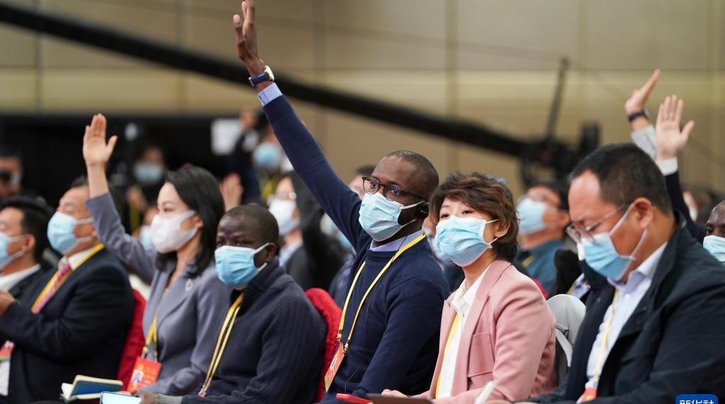 首场记者招待会侧重经济格局话题,强调“得益于习近平总书记的掌舵领航”(2)