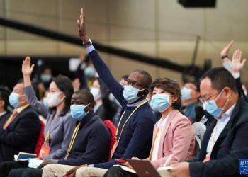 首场记者招待会侧重经济格局话题，强调“得益于习近平总书记的掌舵领航”（2）
