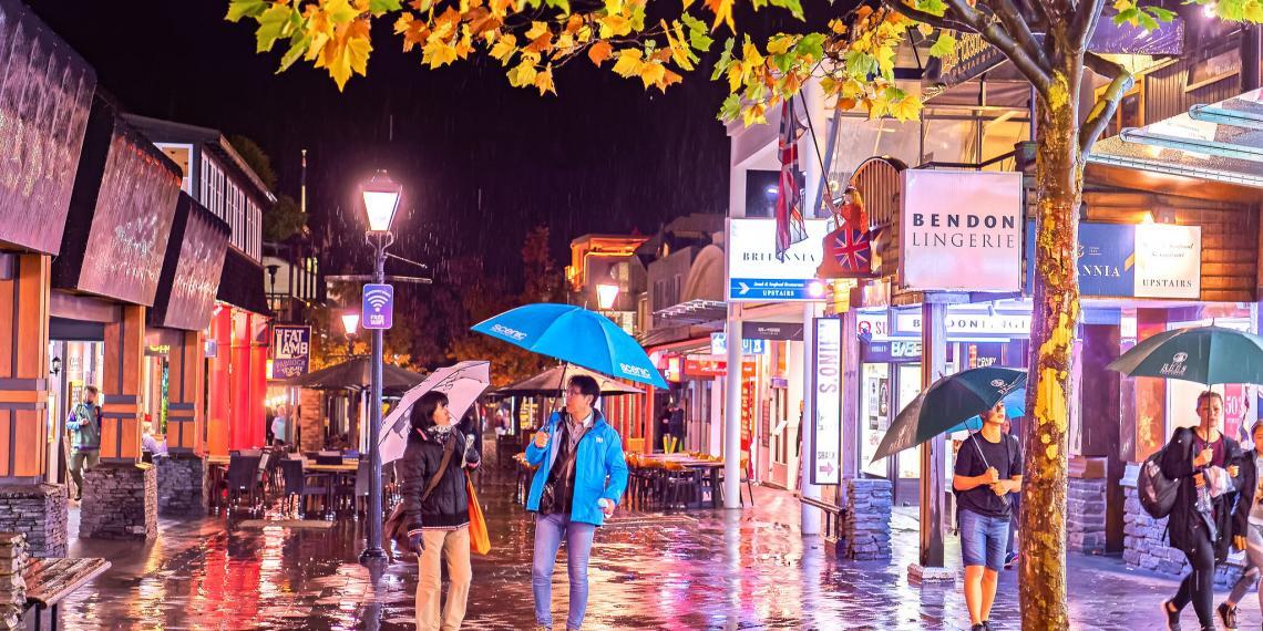 新西兰旅游胜地皇后镇的雨夜。