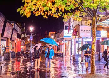 新西兰旅游胜地皇后镇的雨夜。