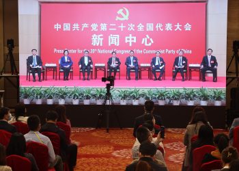 14个代表团率先亮相集体采访，释放地方发展新信号
