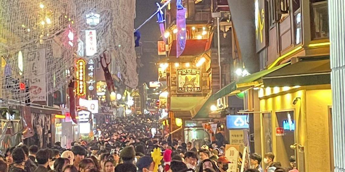 韩国首尔梨泰院发生踩踏事故 至少120人死亡