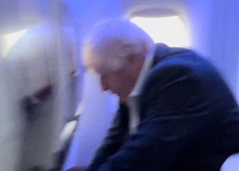 约翰逊表态再次竞选首相后 记者拍到他坐经济舱回国