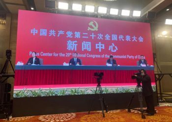首场记者招待会侧重经济格局话题，强调“得益于习近平总书记的掌舵领航”（1）
