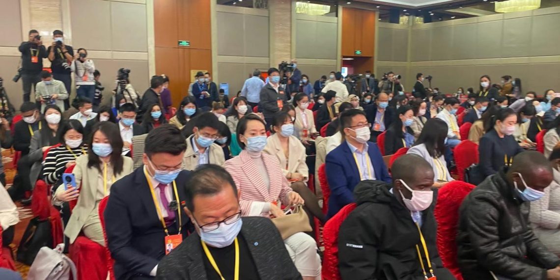 首场记者招待会侧重经济格局话题,强调“得益于习近平总书记的掌舵领航”(1)