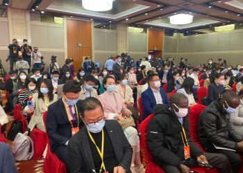 首场记者招待会侧重经济格局话题，强调“得益于习近平总书记的掌舵领航”（1）