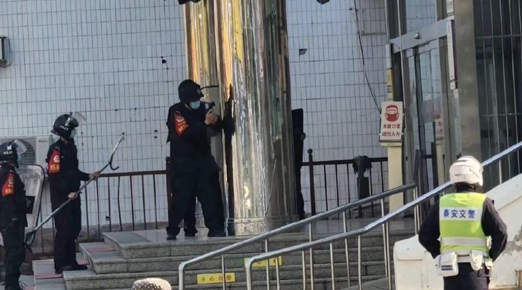 山东泰安一歹徒抢劫银行挟持人质被警方击毙