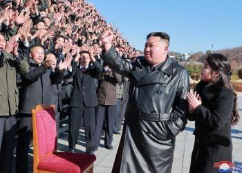 金正恩与试射洲际导弹工作人员合影 女儿再次出镜