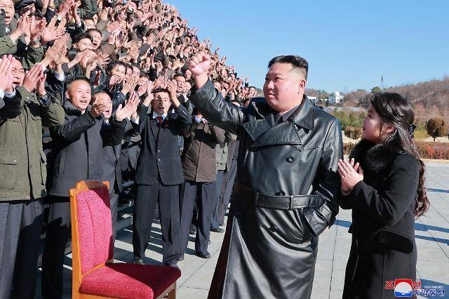 金正恩与试射洲际导弹工作人员合影 女儿再次出镜