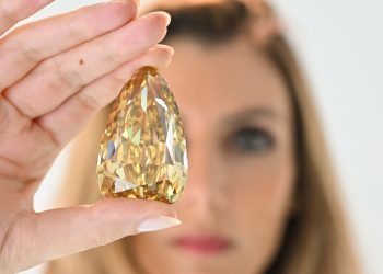世界最大钻石“金丝雀”在港展出　