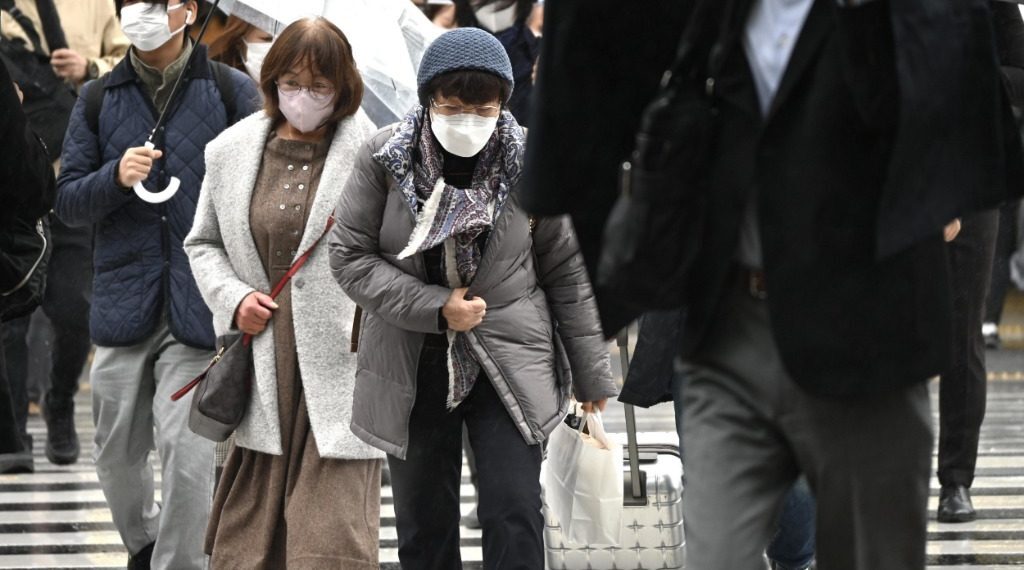行人在日本东京新宿站穿行。