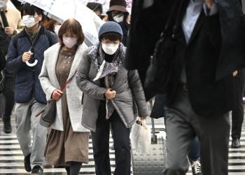 行人在日本东京新宿站穿行。