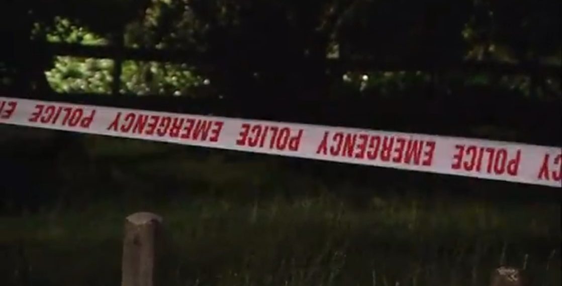 一艘船在奥克兰附近海滩倾覆,1人死亡1人失踪