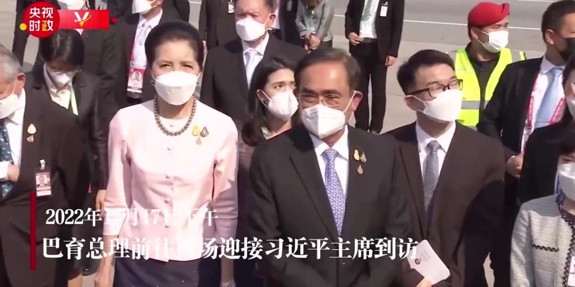 独家视频丨巴育总理前往机场迎接习近平主席到访