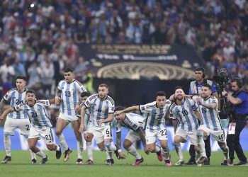 卡塔尔世界杯|阿根廷“点胜”法国三夺世界杯 梅西终捧大力神杯