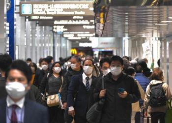行人在日本东京站穿行。