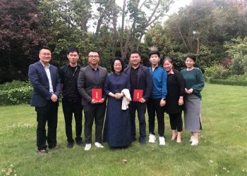 驻基督城总领事慰问领区侨胞代表 发放“温暖迎春”春节包