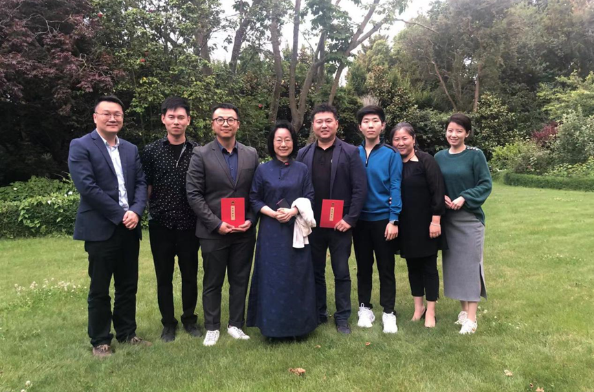 驻基督城总领事慰问领区侨胞代表 发放“温暖迎春”春节包