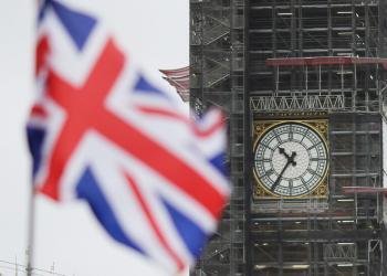 英国国旗在首都伦敦的议会大厦大本钟前飘扬。