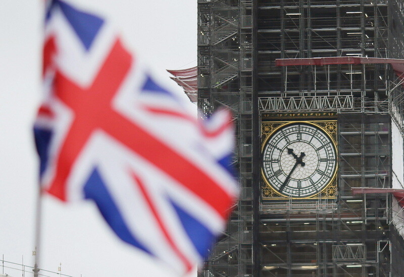 英国国旗在首都伦敦的议会大厦大本钟前飘扬。
