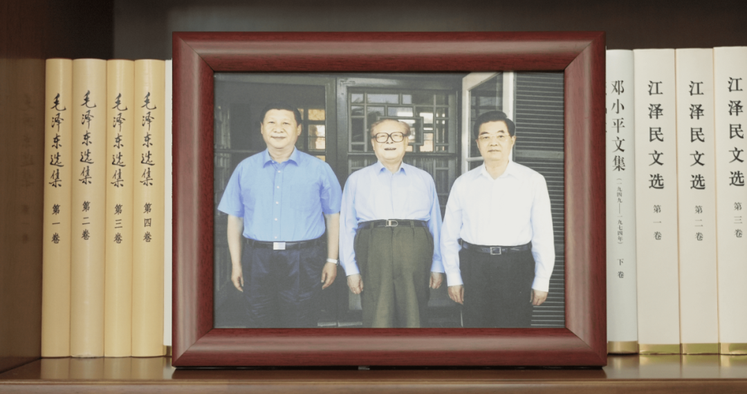 习主席书架上的照片，记录了哪些珍贵瞬间