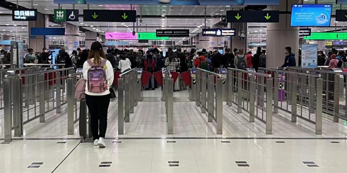 抵港旅客大赞通关首日服务贴心 相信兔年春节必定更温暖
