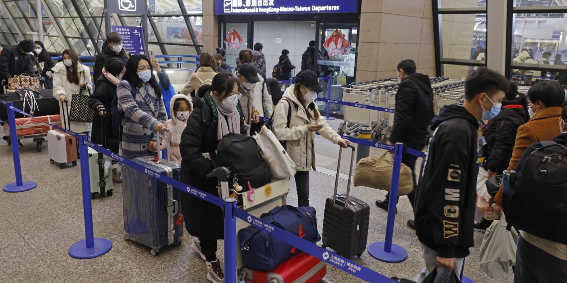 2023年1月8日,在上海浦东国际机场T2航站楼,旅客依次等待进入国际出发区域。上海市疫情防控工作领导小组办公室消息,自当日零时起,取消入境后全员核酸检测和集中隔离。