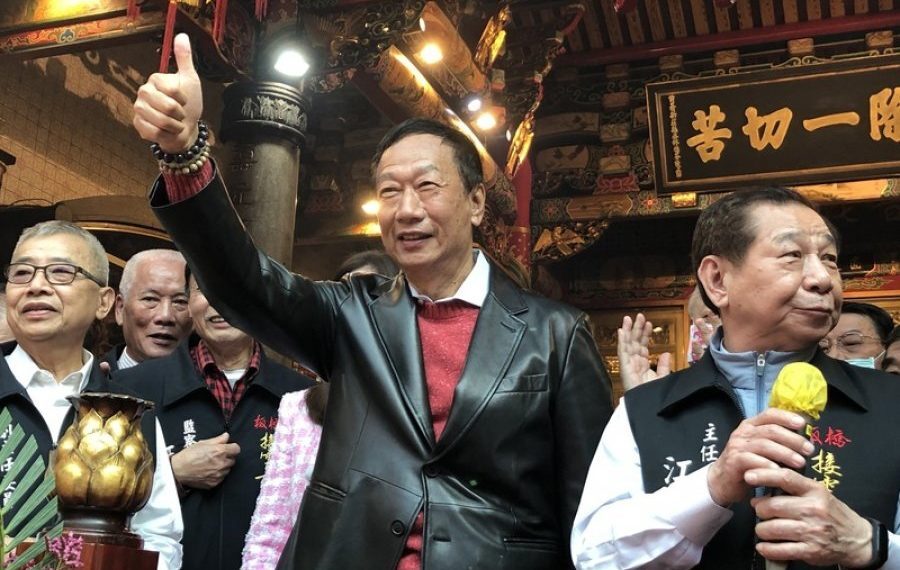 郭台铭年初一拜庙:谁当领导人让神明决定