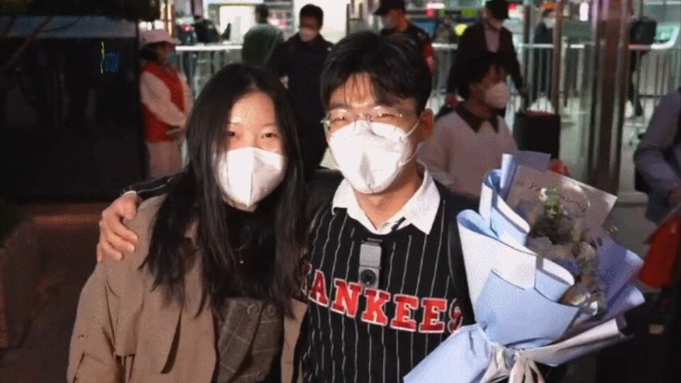 小别离后大团圆!香港与内地恢复通关,亲友重逢拥抱喜极而泣