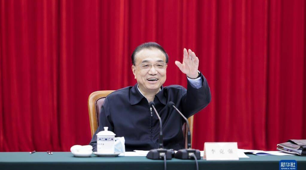 （资料照片）2月23日，时任中国国务院总理李克强到发展改革委、财政部考察，并主持召开座谈会。