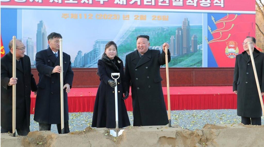 金正恩携女儿出席新居民区奠基典礼(组图)