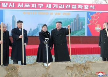 金正恩携女儿出席新居民区奠基典礼（组图）