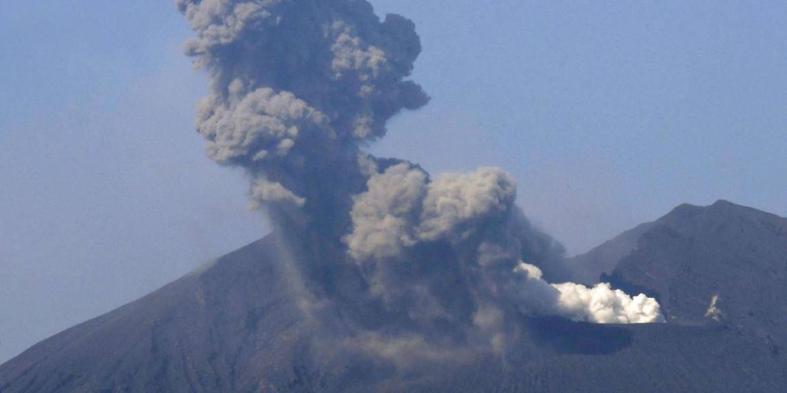 日本九州地区多个火山口喷发