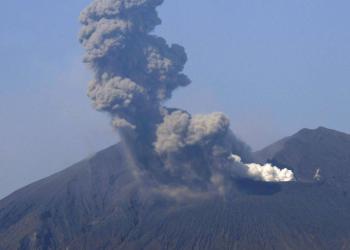 日本九州地区多个火山口喷发
