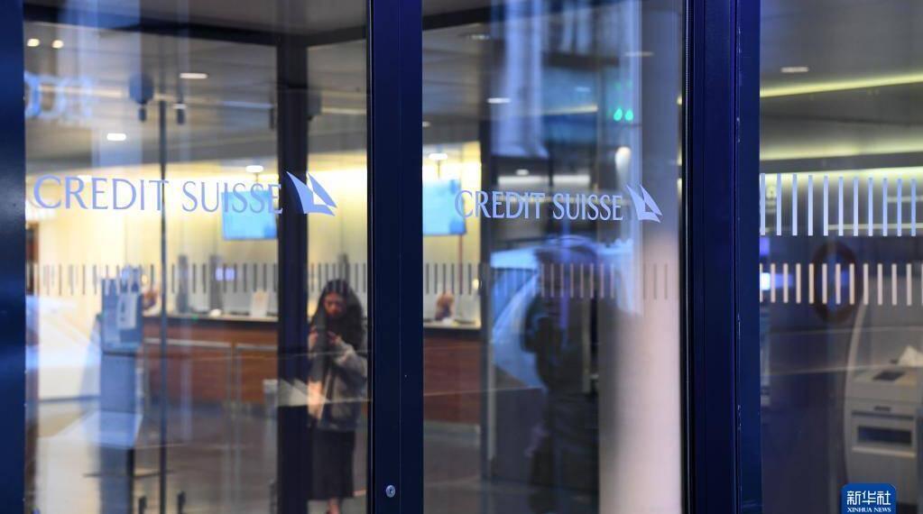 Credit Suisse 名女子站在瑞士信贷银行内