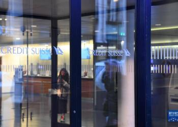 Credit Suisse 名女子站在瑞士信贷银行内