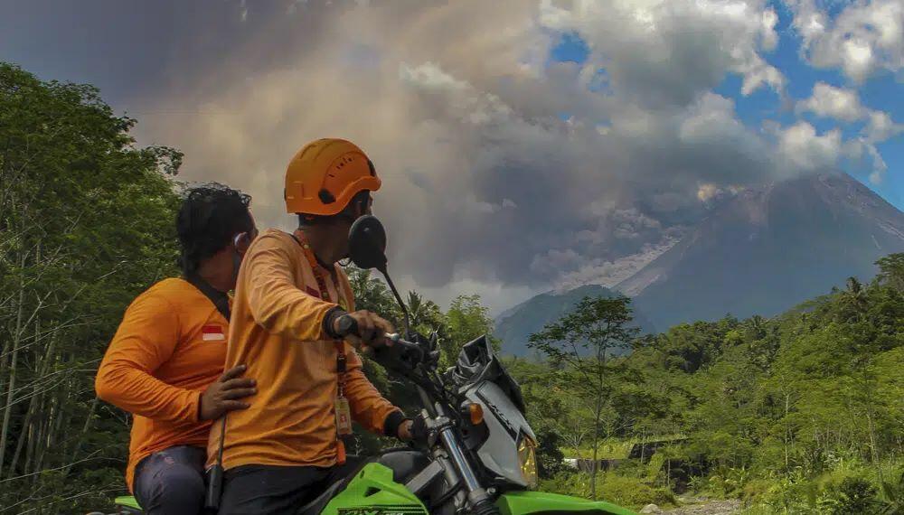 印尼默拉皮火山喷发