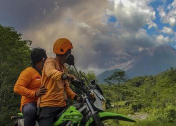 印尼默拉皮火山喷发