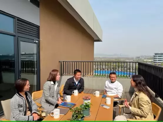 马云与云谷学校校长交流。