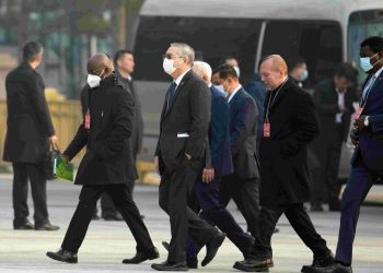 外媒聚焦中国两会：经济增长目标等受关注