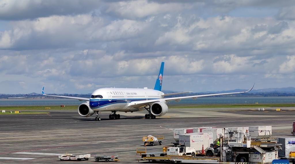 3月3日，搭载中国团队游客的中国南方航空公司班机抵达新西兰奥克兰国际机场。